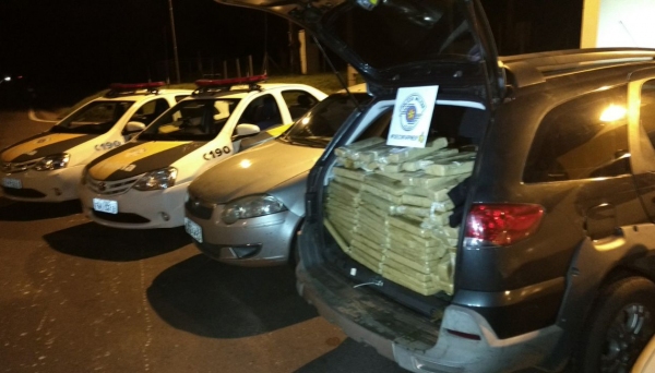 Mais de 800 quilos de maconha eram transportados no interior de veÃculo (Foto: Cedida/PolÃcia Militar Rodoviária).