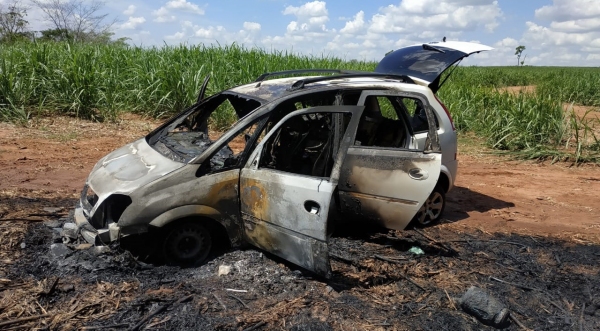 Carro ficou destruÃdo pelo incêndio, na Rodovia Comandante João Ribeiro de Barros, em Dracena (Reprodução/Site Jorge Zanon).