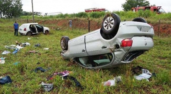 Carros pararam em uma área de pastagem, após chocarem-se na Rodovia Comandante João Ribeiro de Barros (Fotos: Diego Fernandes Silva/Folha Regional).