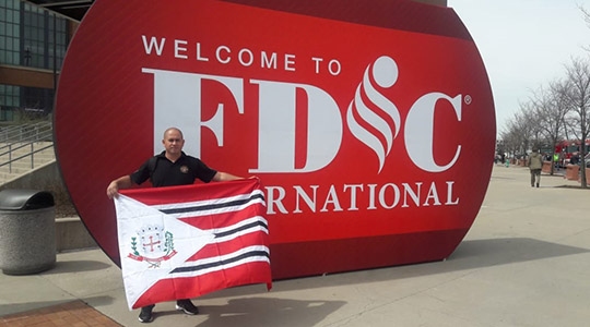 Cabo PM Carlos Ebeling, do Posto de Bombeiros de Adamantina, em viagem de intercâmbio aos Estados Unidos, onde participou da Fire Departament Instructors Conference (FDIC), em Indianapolis (Fotos: Acervo Pessoal).