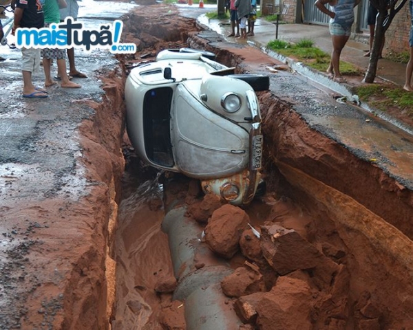 Carro foi engolido por buraco, durante chuvas, em Tupã (Foto: Mais Tupã).