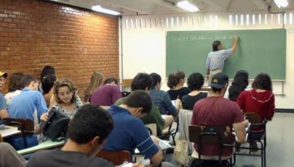 O Fies oferece financiamento de cursos superiores em instituições privadas a uma taxa de juros de 6,5% ao ano (Foto: Arquivo/Agência Brasil).