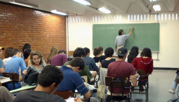 Entre as razões para o desinteresse para atuar na educação básica estão, segundo a pesquisa, os baixos salários (Foto: Arquivo/Agência Brasil/Agência Brasil).