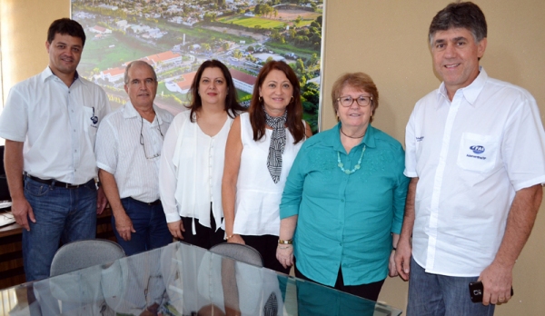 A comissão do CEE-SP, composta pelas conselheiras Maria Cristina Barbosa Storópoli, Maria Elisa Ehrhardt Carbonari e Ghisleine Trigo Silveira, foi recepcionada nesta quinta-feira, 7, pelo vice-diretor da FAI Prof. Dr. Wendel Soares, pelo prefeito de Adamantina João Eduardo Pacheco e pelo diretor geral Prof. Dr. Márcio Cardim (Foto: Daniel Torres).