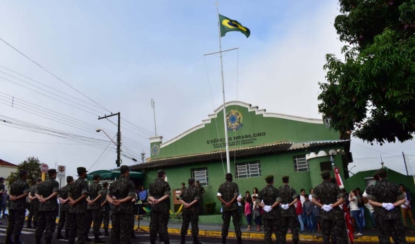 Solenidade do Dia da Bandeira no Tiro de Guerra de Adamantina (Foto: Wender Souza).