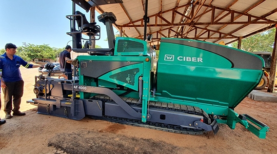 Novo equipamento de última geração, para pavimentação asfáltica, foi adquirido pela administração municipal de Dracena (Foto: Da Assessoria).