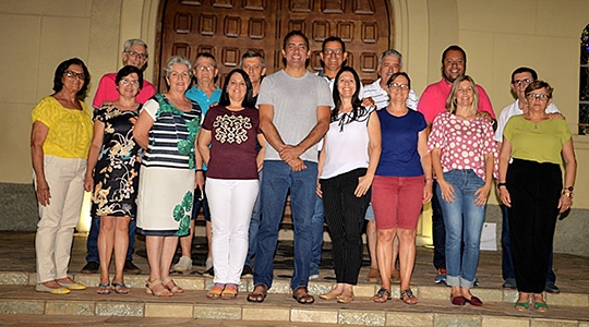 Padre Rui e o grupo que vai organizar a programação comemorativa aos 70 anos da Paróquia Santo Antônio, de Adamantina (Cedida).
