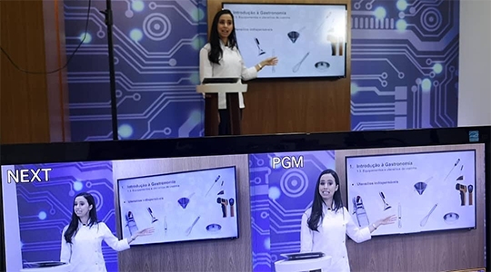 Gravações das aulas da pós-graduação no estúdio de TV da UniFAI (Divulgação).