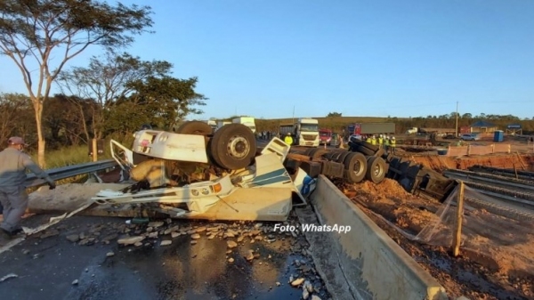 A morte do motorista ocorreu no próprio local, já que a cabine ficou completamente destruÃda e o corpo permaneceu preso nas ferragens (Reprodução/Visão NotÃcias).