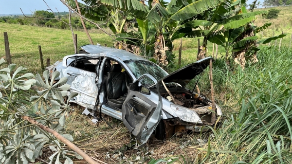 Veículo ficou completamente destruído (Foto: Siga Mais).