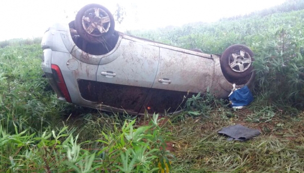 Carro capotou além do acostamento, na SP-294, em Iacri. No carro estava um casal de idosos, de Adamantina (Fotos: Reprodução/Site FM Metrópole).