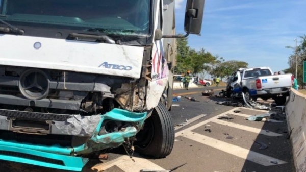 Colisão frontal envolveu caminhão e camionete, no trevo de Osvaldo Cruz (Foto: Rádio Metrópole / Portal Metrópole / Rian Santos).