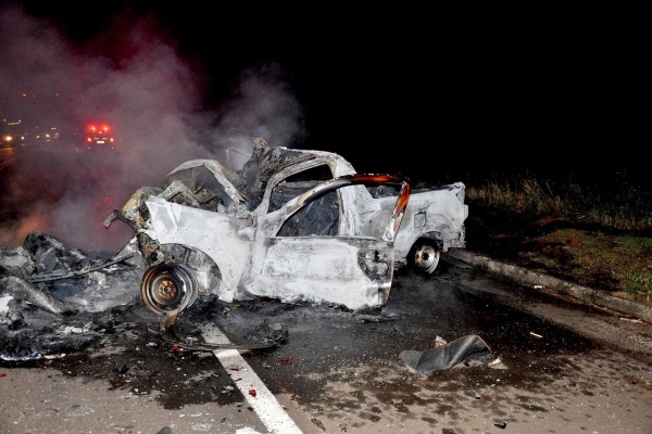 Acidente envolveu três veículos deixou um morto e um ferido grave, na SP-294, em Inúbia Paulista (Fotos: Cristiano Nascimento/Reprodução Site OCnews).