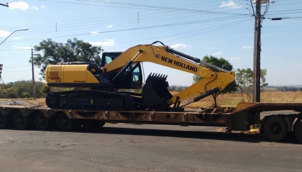 Nova escavadeira hidráulica foi adquirida pela Prefeitura e entregue pelo fornecedor na última sexta-feira (Cedida).