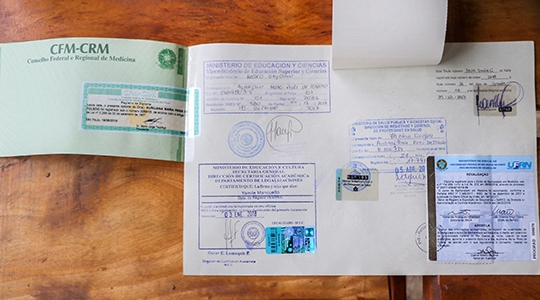 Médicos acusados pelo Cremesp apresentam documentação sobre revalidação do diploma (Reprodução: Tribuna Bastos).