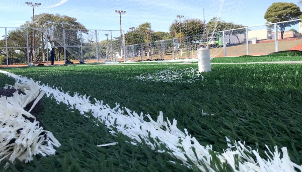 Quadra tem grama sintética e fechamento total (lateral e aéreo), para ser utilizada pela comunidade (Foto: Siga Mais).