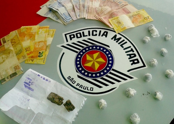 Droga e dinheiro apreendidos pela Polícia Militar de Adamantina. Dois homens foram presos sob acusação de tráfico de drogas (Foto: Cedida/Polícia Militar).