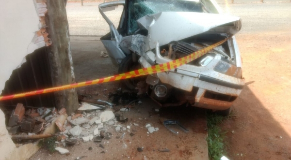 Motorista bateu carro em restaurante em Rancharia (Fotos: Guarda Municipal de Rancharia).