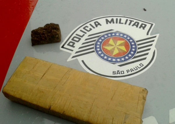 Cerca de 1 kg de maconha estava com adolescente de Junqueirópolis, abordado em ônibus na rodoviária de Lucélia (Foto:Cedida/PolÃcia Militar)