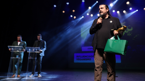 Fabio Chaves em noite de reconhecimento (Divulgacao/Forum Animal).