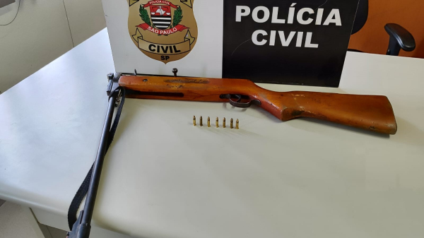 Espingarda usada no disparo foi apreendida (Cedida/Pol?cia Civil).
