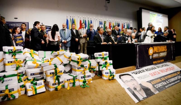 Assinaturas endossam projeto de lei de iniciativa popular que defende mais rigor o combate à corrupção (Foto: Agência Brasil).