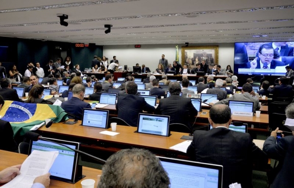 Relator apresenta parecer favorável à abertura de impeachment de Dilma (Foto: Agência Brasil).
