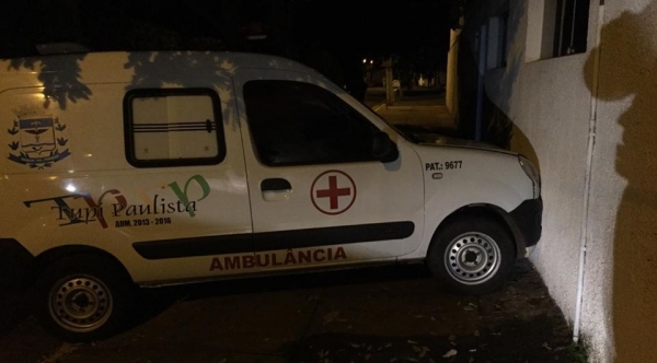 Após acionar e movimentar a ambulância, veículo colide em muro da própria unidade de saúde onde estava estacionado. Adolescente foi autuado por ato infracional de tentativa de furto (Foto: Cedida/PM).