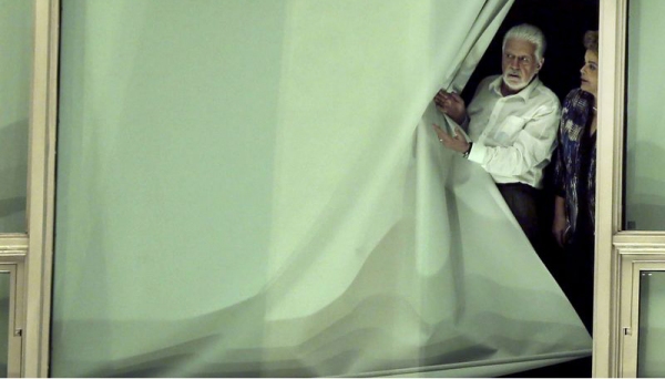 Presidenta Dilma e o ministro Jaques Wagner observam movimento na Esplanada dos Ministérios, ontem, pela janela do Palácio do Planalto (Foto: Valter Campanato/Agência Brasil).