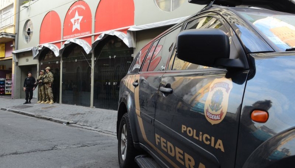 Policiais federais ocupam prédio onde funciona a sede do PT em São Paulo. A Rua Silveira Martins está interditada para o trânsito de veículos (Foto: Rovena Rosa/Agência Brasil).
