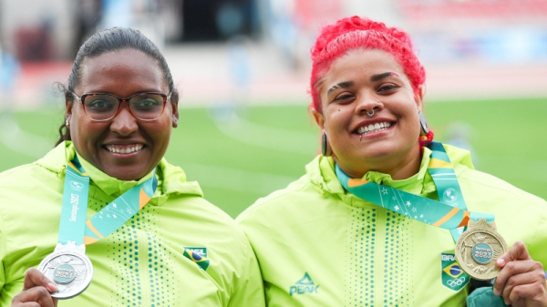 Andressa ficou com a medalha de prata e Izabela o ouro. As atletas comemoram as primeiras medalhas do Pan conquistadas no coliseo do Estádio Nacional (Foto: Wagner Carmo/CBAt).