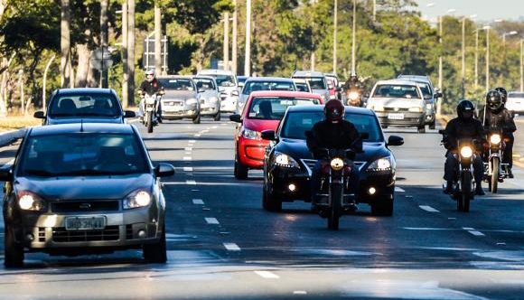 O  juiz  Renato  Borelli, da 20ª Vara Federal em Brasília, que suspendeu a Lei do Farol Baixo diz que os motoristas não podem ser punidos pela falta de sinalização sobre a localização exata das rodovias (Foto: José Cruz/Agência Brasil).