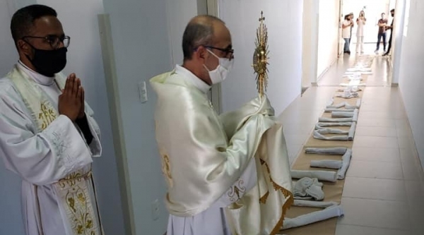 Padre Afonso Maniscalco, pároco da Igreja Matriz Nossa Senhora de Fátima, conduz o SantÃssimo Sacramento, nos corredores da Santa Casa, em procissão interna de Corpus Christi (Cedida).