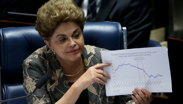 Dilma participou da sessão do Senado, ontem (29), como ré, no processo que pode cassar seu mandato (Foto: Agência Brasil ).