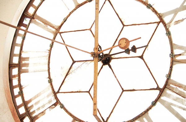 Área interna do relógio no alto da torre da Igreja Matriz de Santo Antônio (Foto: Milton Ura/No Click do Senhor).