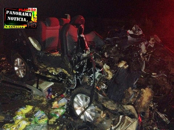 Destroços do Spacefox com uma máquina agrícola, que se chocaram em rodovia, em Dracena (Foto: Panorama Notícia).