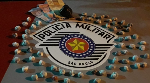 Droga apreendida com a dupla, cuja entrega era realizada por um adolescente (Foto: Cedida/PM).