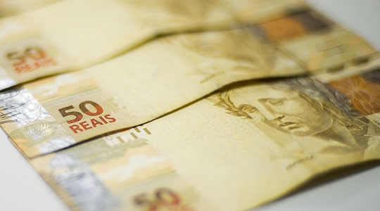 O trabalhador que aderir ao saque-aniversário poderá sacar um percentual do saldo de todas as contas do FGTS, ativas e inativas, em seu nome (Imagem: Marcello Casal Jr./Agência Brasil).