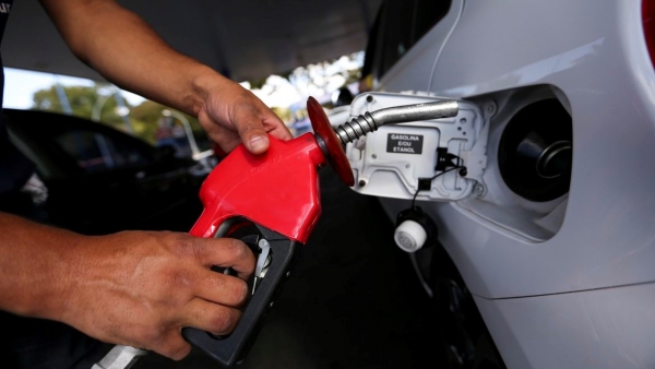 Gasolina mais cara a partir desta quinta-feira (12), nas refinarias, vai repercutir no preço final pago ao consumidor (Foto: Marcelo Camargo/Agência Brasil).