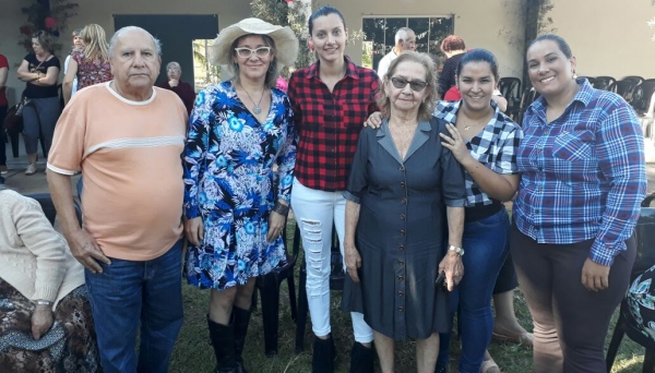 Celebração junina une equipe da ESF 5, equipe do Lar dos Velhos e internos assistidos pela instituição (Foto: Cedida).
