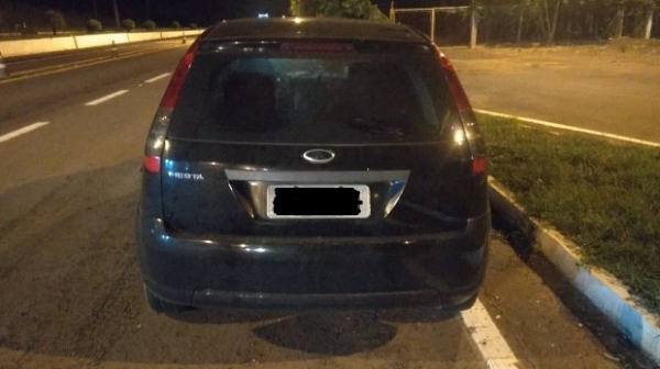 Veículo foi abordado na SP-294, em Adamantina, quando o policiamento descobriu que o condutor era procurado pela Justiça (Cedida/PM Rodoviária).