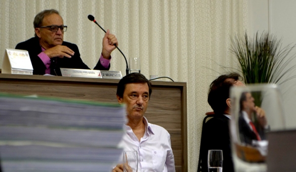 Aguinaldo Galvão (acima), na sessão de julgamento que cassou o mandato de Ivo Santos (abaixo), acompanhado do seu advogado de defesa, Salvador Mustafa Campos (Foto: Acácio Rocha).