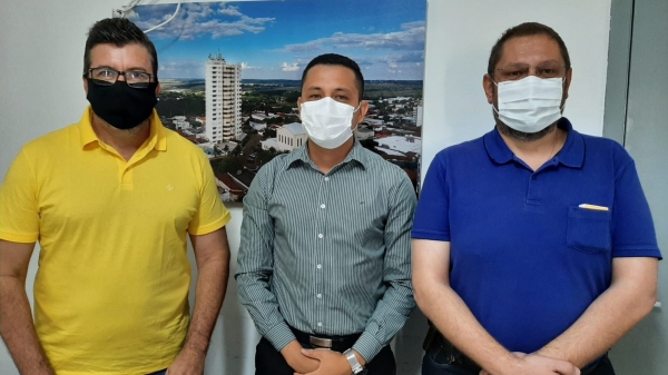 Secretário municipal de saúde Gustavo Taniguchi Rufino (ao centro) com os dirigentes do Sincomercio e ACE, Sérgio Vanderlei e Ricardo Haddad (Da Assessoria).