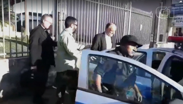 Bispo e padres são presos em Goiás. Ao todo, policiais cumpriram 13 mandados de prisão e 10 de busca e apreensão (Imagem: Reprodução/TV Anhanguera).