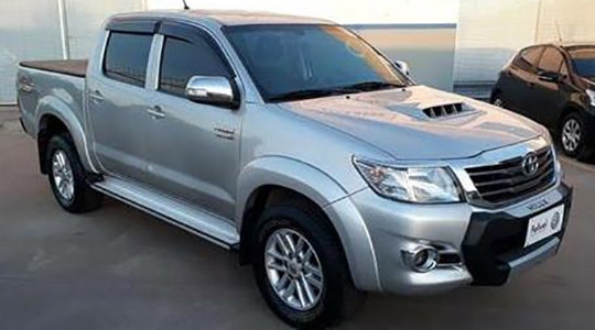 Caminhonete levada pelos assaltantes ainda não foi recuperada (Reprodução: OCNet).