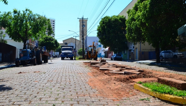 Homens e máquinas trabalham desde a manhã de hoje na remoção dos canteiros para implantação dos bolsões de motos (Foto: Siga Mais).