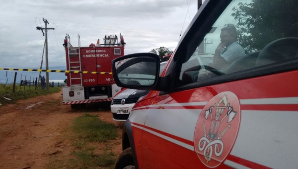 Homem morre eletrocutado ao tentar furtar fios de poste em Marília (Foto: Leonardo Moreno).