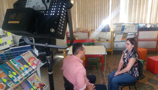 Ângela Soares sendo entrevistada em Adamantina pelo repórter do Fantástico, Maurício Ferraz (Foto: Rafael Teixeira).