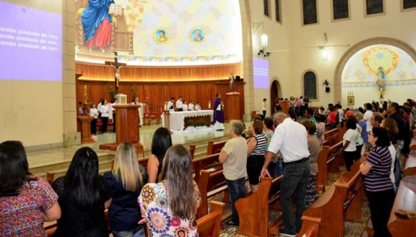 Além das orações ininterruptas, sacerdotes celebraram missas durante a madrugada, como ocorreu na Paróquia Santo Antônio de Adamantina (Foto: No Click do Senhor).