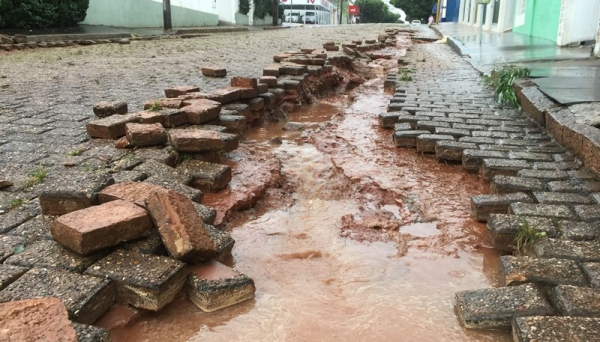 Rua 9 de Julho tem pedras arrancadas pela enxurrada